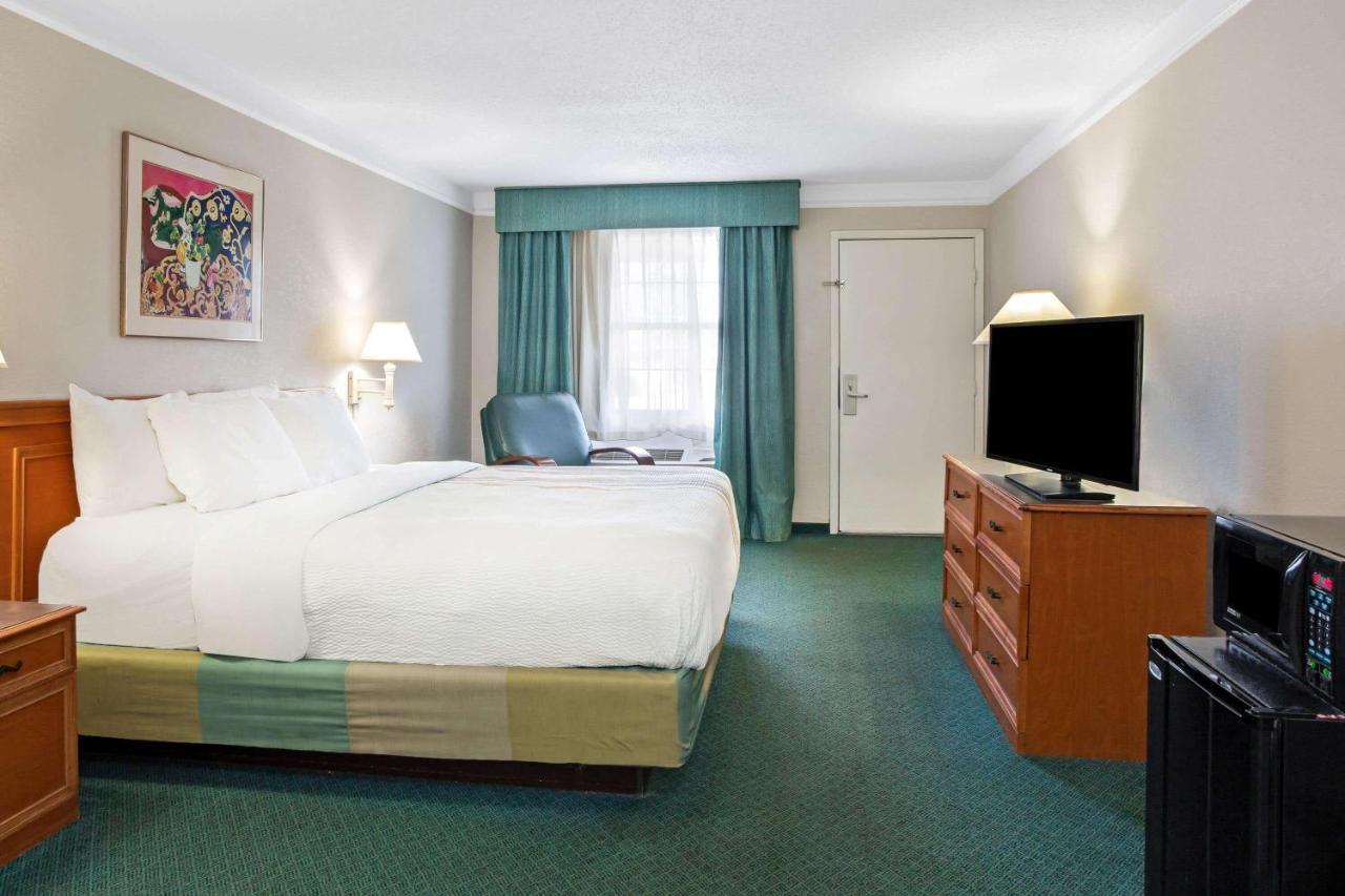 Baymont By Wyndham Fort Stockton Bagian luar foto